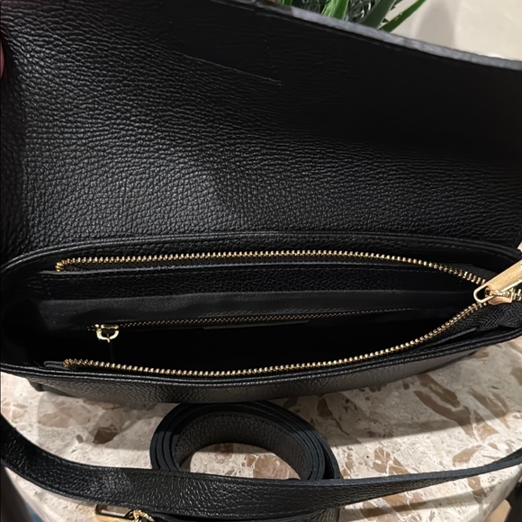 Chic Divina Firenze Black Leather Crossbody Bag with Gold Accents - Picture 3 of 4